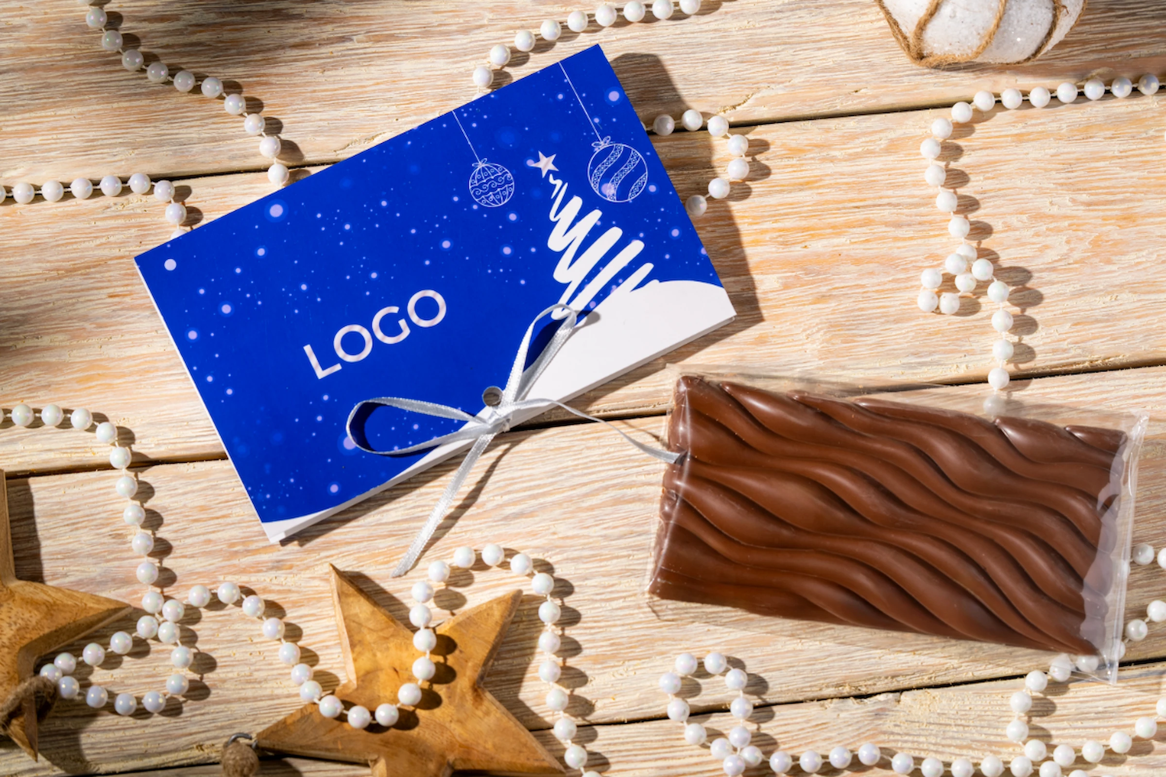 Logoga kaardiümbrises šokolaad